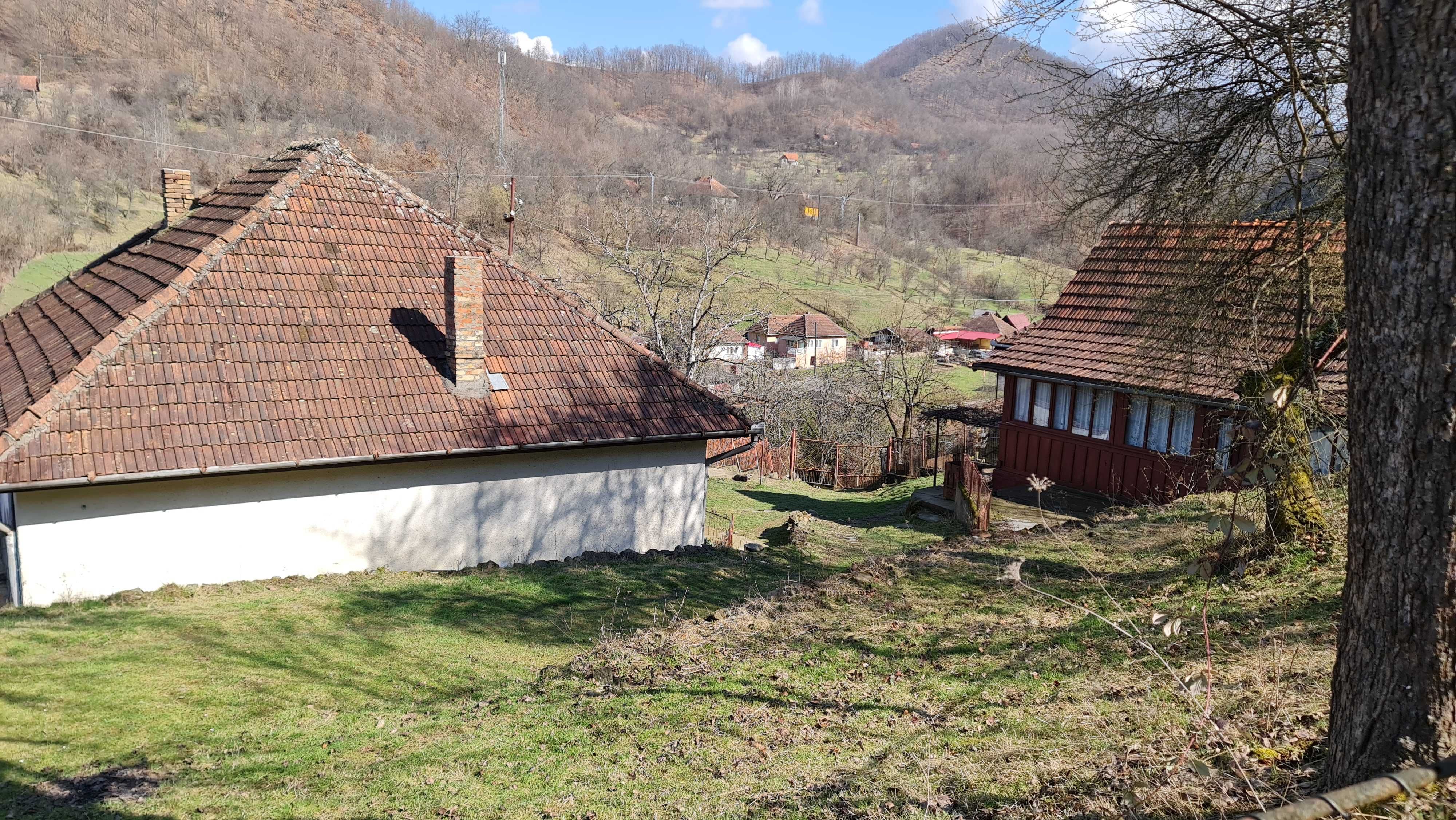 Casă cu două clădiri în zona rurală, 10 min de oraș, gradina 7400mp