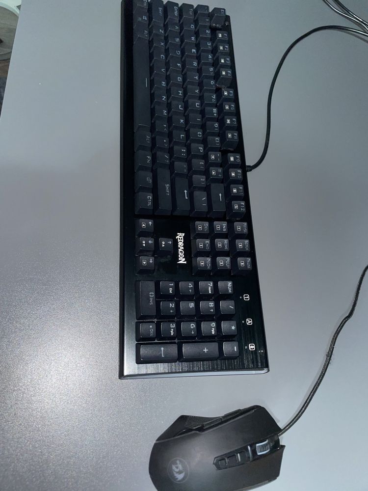 vând tastatura și mouse de gaming redragon