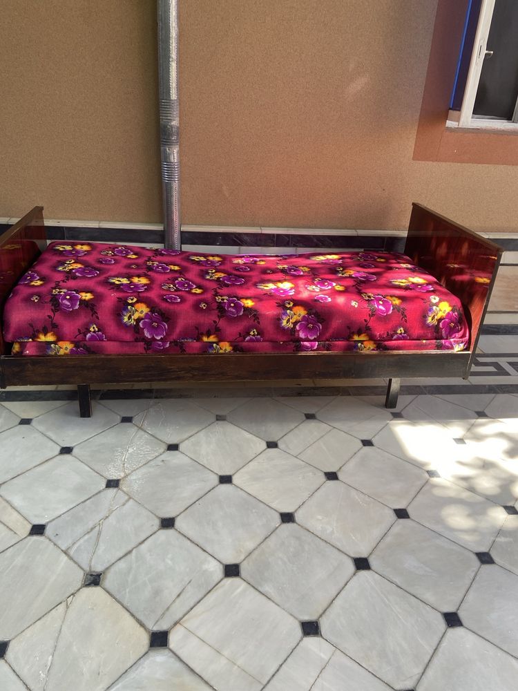 Bir kishilik divan sotiladi