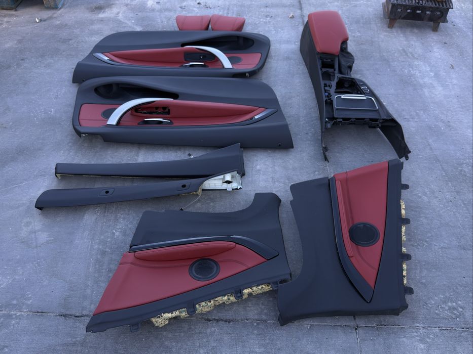 F33 кори на вратите червени