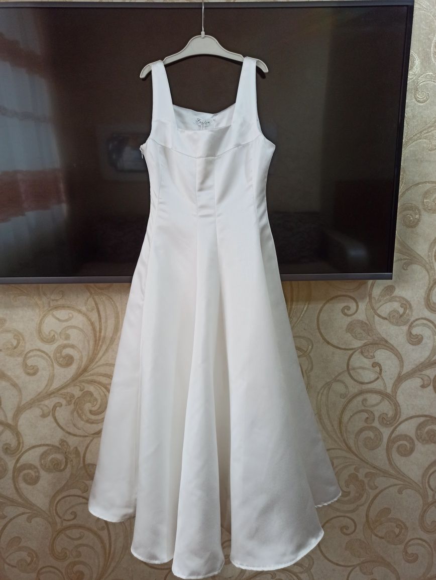 Платье белое атласное