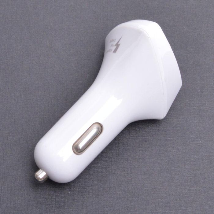 Триъгълно зарядно за телефон за автомобил.