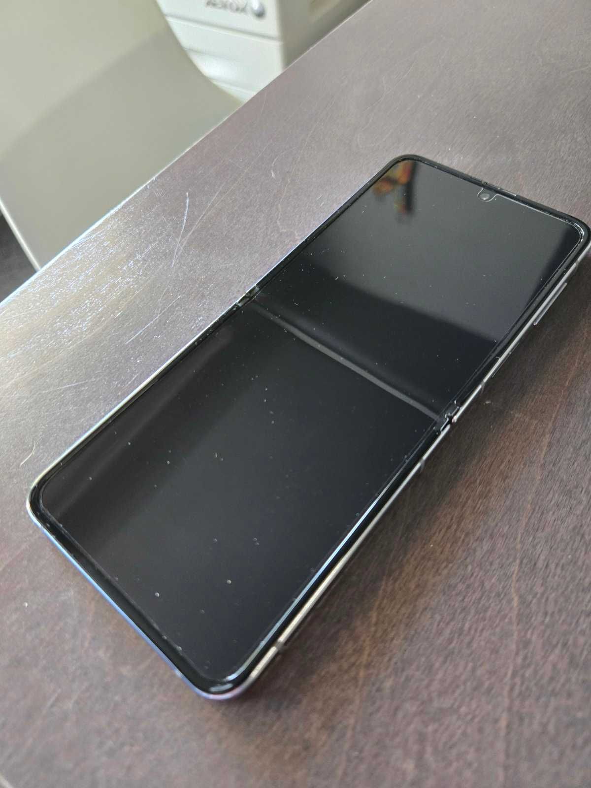 Телефон Samsung ZFlip4 с гаранция