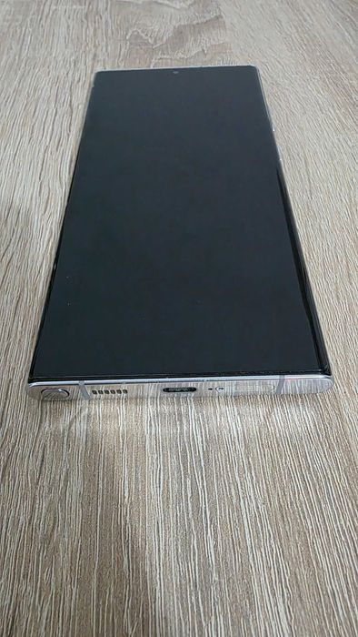 Vand Smatphone Samsung Galaxy S22 Ultra.