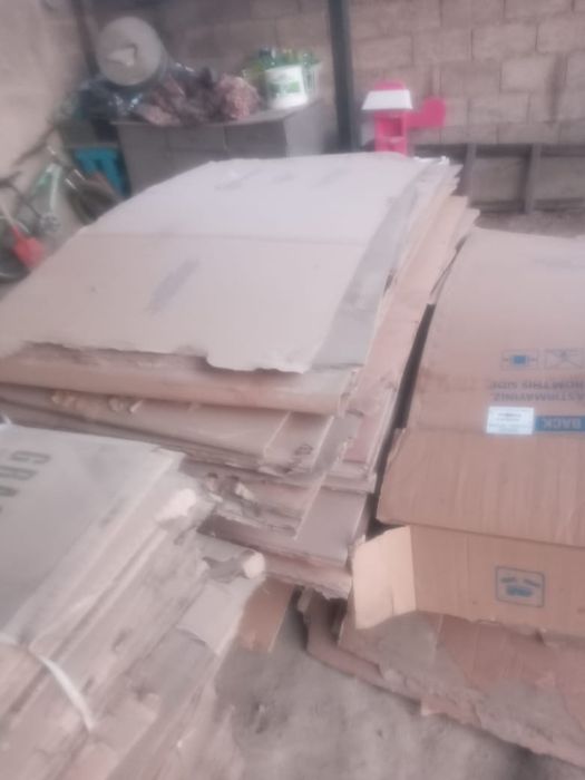 Коробка черный потолокқа, үлкен, қалың коробка.