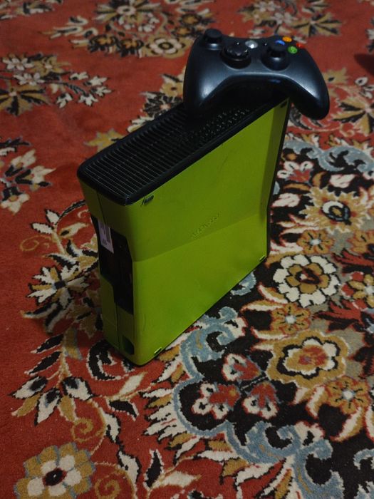 Vând Xbox 360 plus un joc