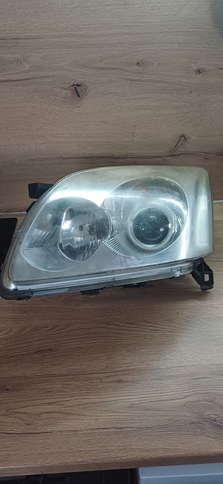 Ляв фар за Тойота Авенсис 2004г