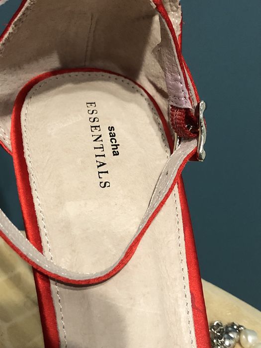 Sandale roșii, noi, nepurtate