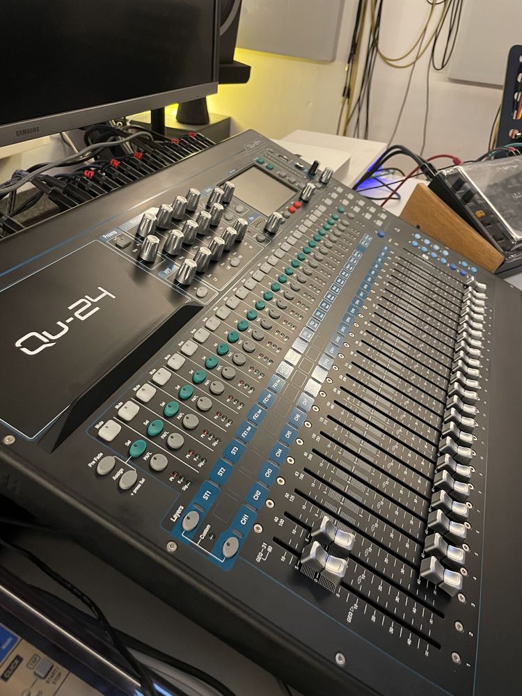 Allen & Heath Qu-24 Chrome Mixer Digital fadere motorizate