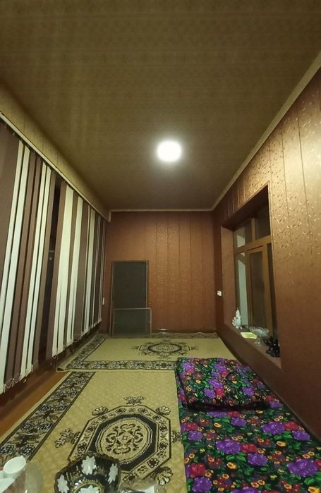 Gastronom oldida 3 xonalik uy sotiladi