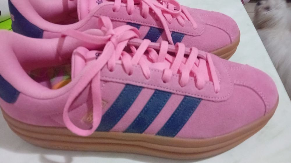 Vând adidasi adidas