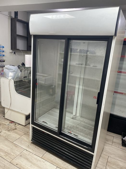 Продавам вертикална хладилна витрина