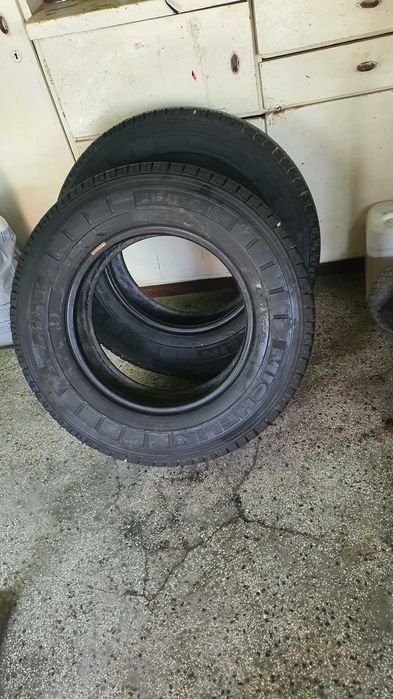 2 броя зимни гуми мишелин 215/75/16С,