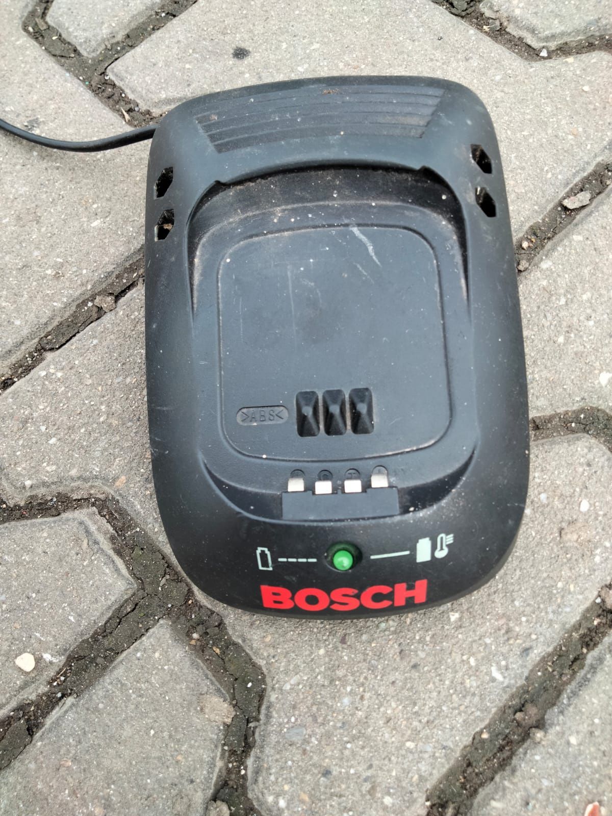 Încărcător firma Bosch la 80 lei