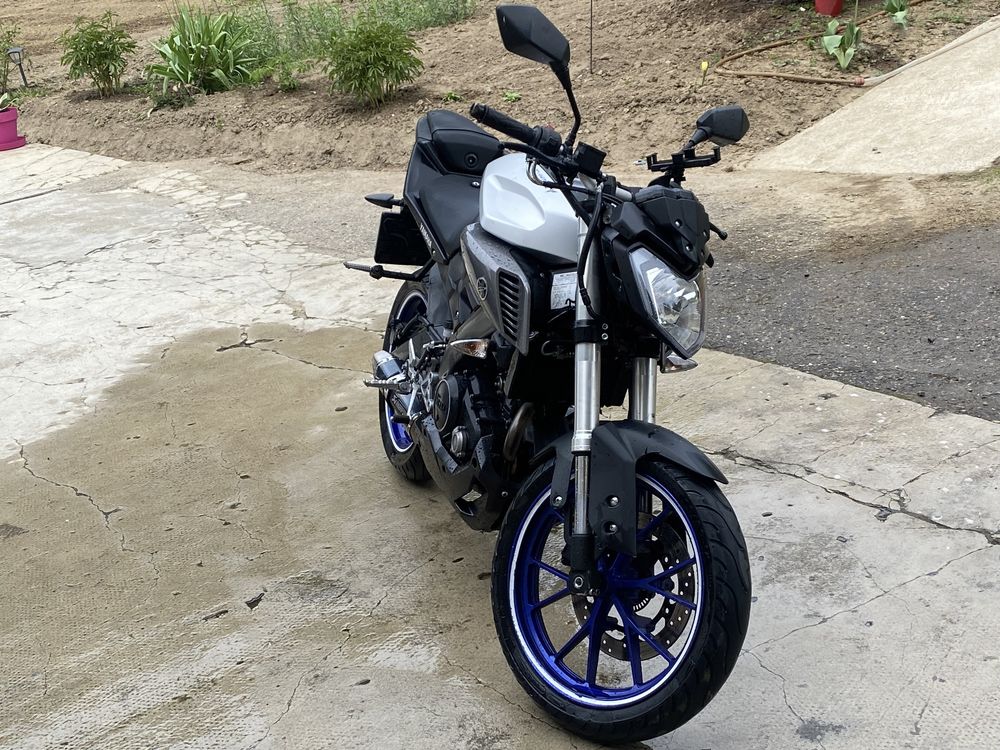 Yamaha MT 125 se conduce de la 16 ani