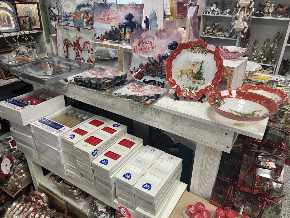 Коледни подаръци и декорации