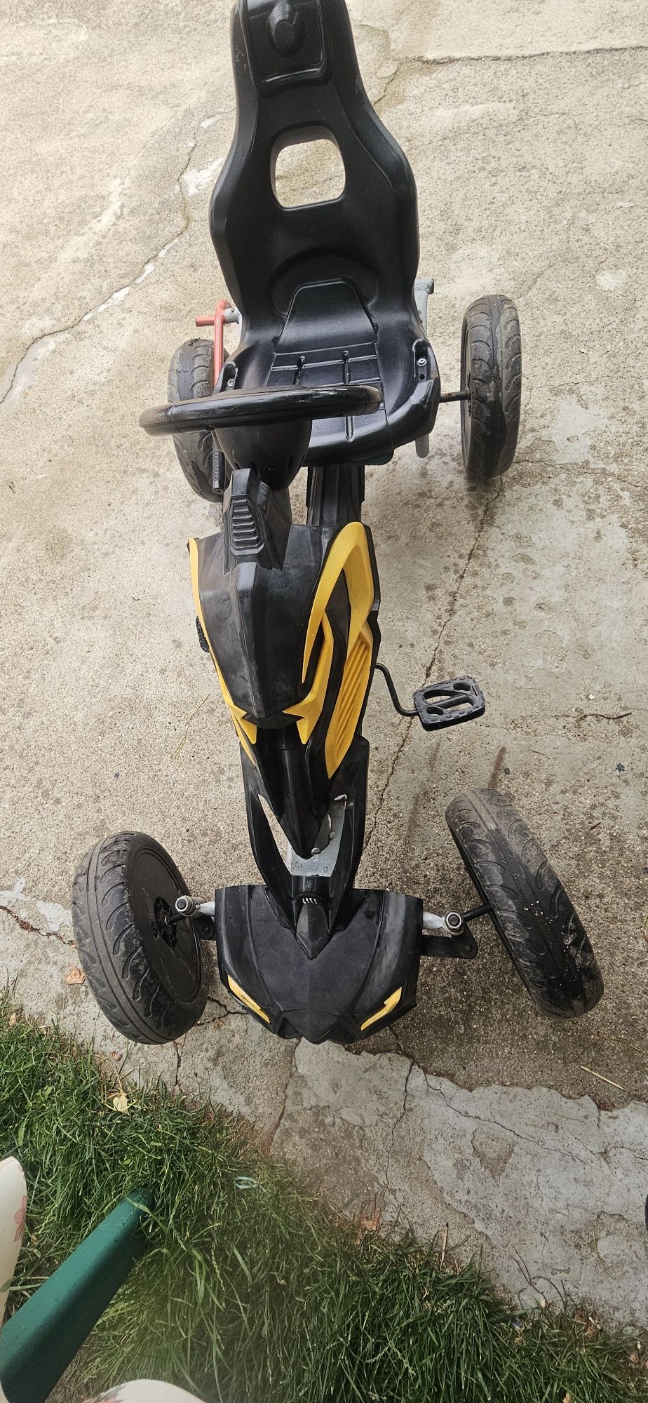 KART CU PEDALE  pentru copiii
