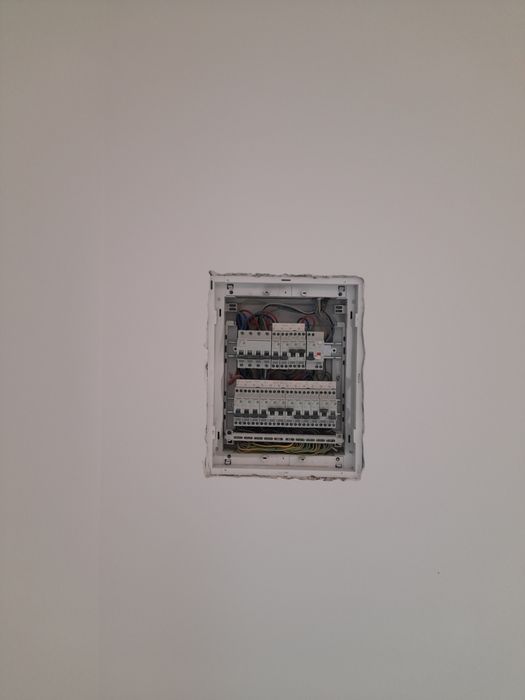 Electrician autorizat execut instalații electrice
