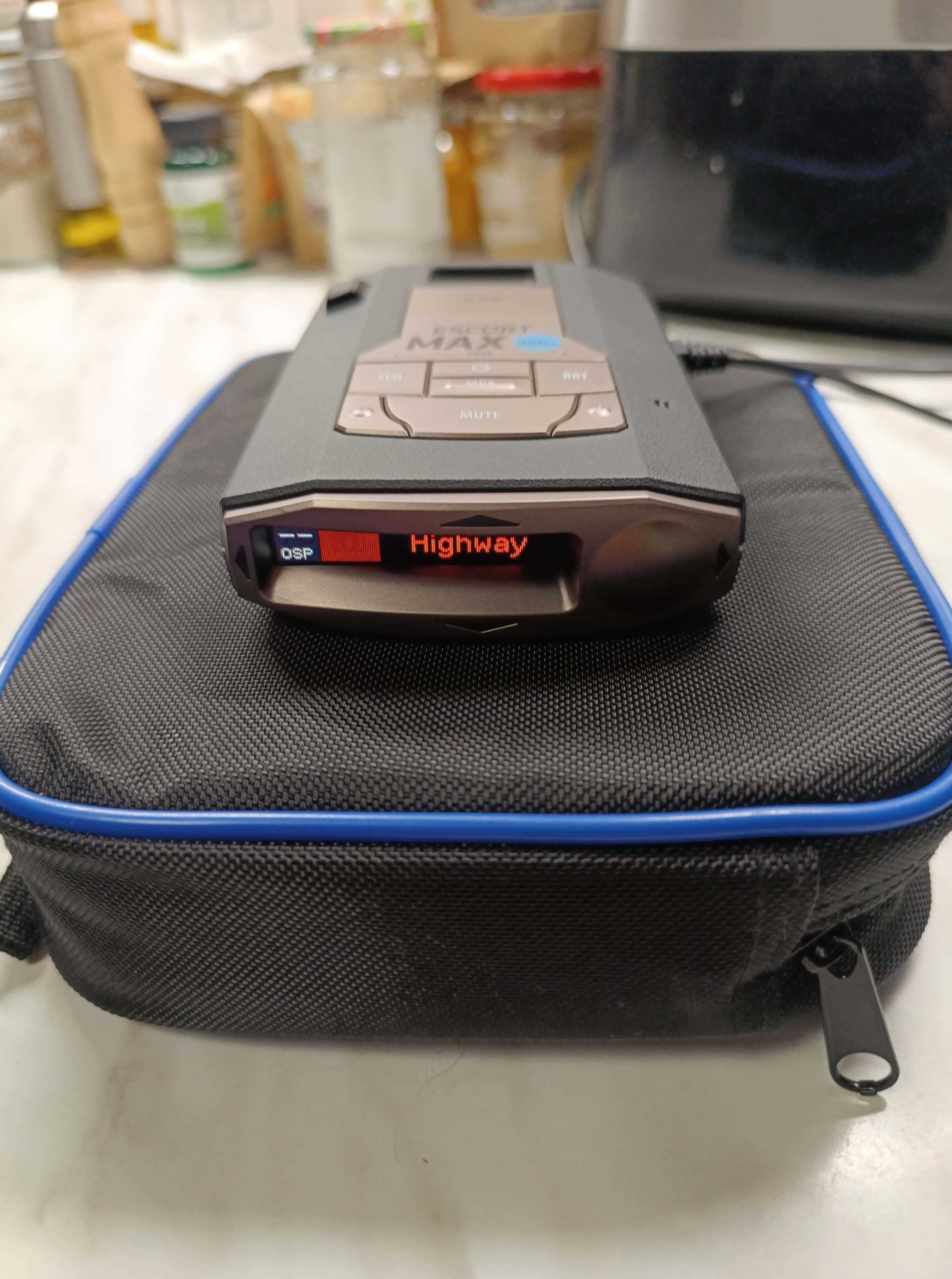 Detector radar Escort Max 360c in cutie sageti wifi bluetooth oled