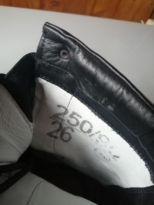 Bocanci din piele naturala.