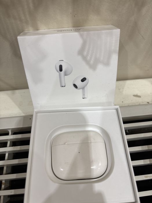 AirPods 3rd Generation с кутия
