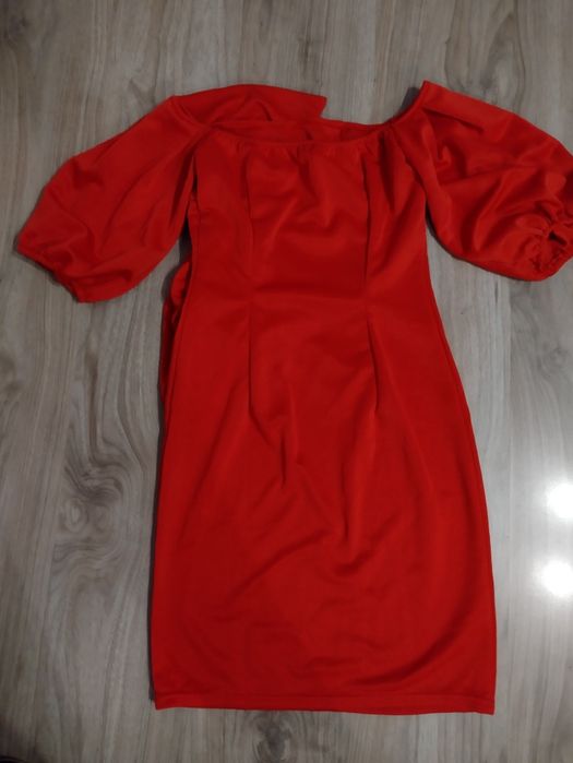 Елегантна дамска рокля с панделка