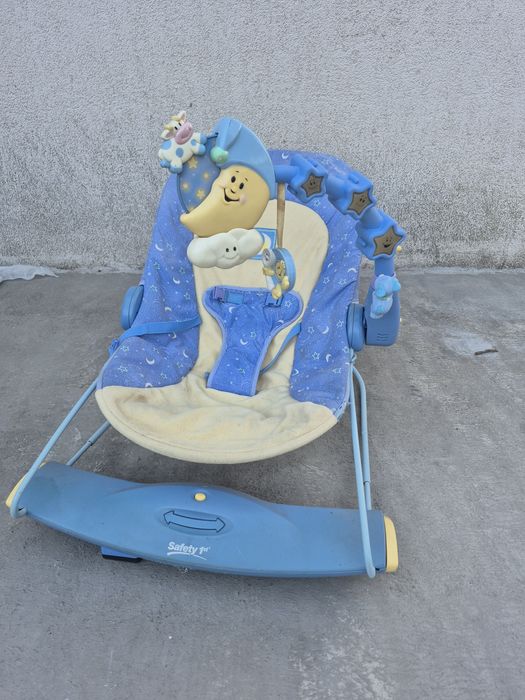 Balansoar pentru bebeluși cu jucării suspendate și vibrații