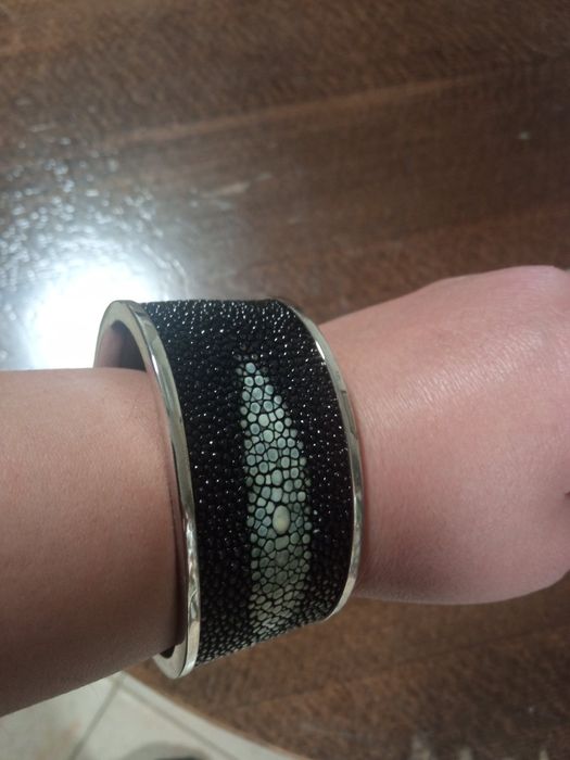 Стоманена гривна със змийска кожа