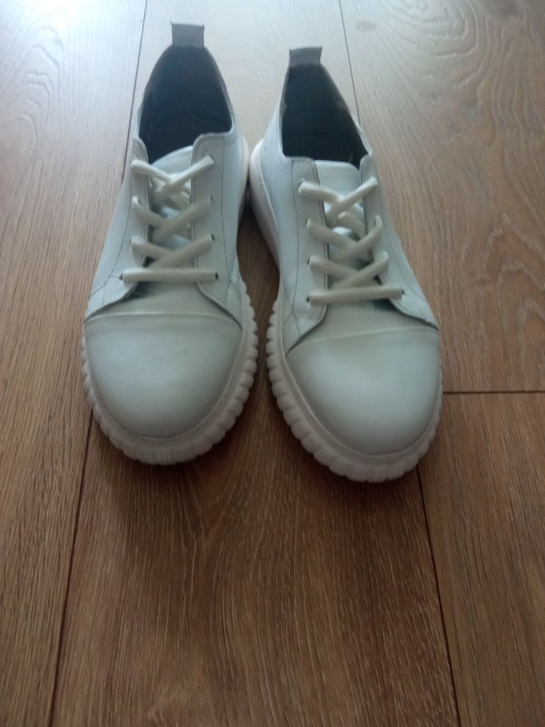 Бели обувки естествена кожа 38 номер
