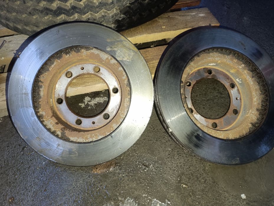 Продам передние тормозные диски  на тоету хайлюкс