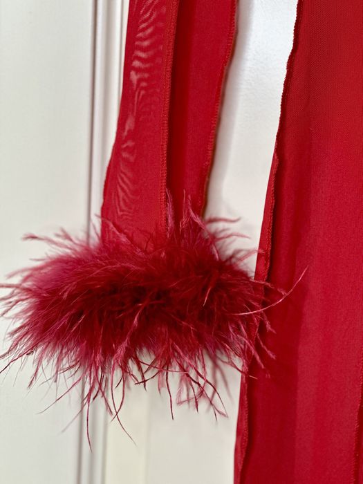 Rochie roșie superbă cu pene