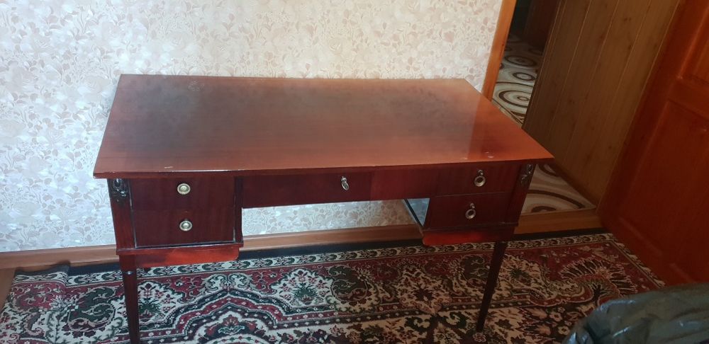Румынский кресло и писменный стол.