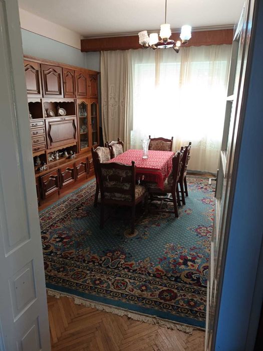 Casa cu etaj, 4 camere, central, cu acces auto in curte