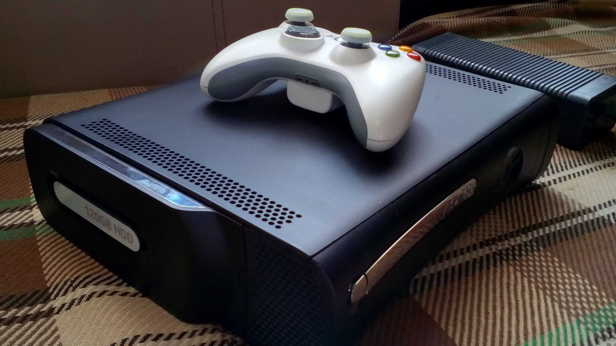 Конзола Xbox 360 в перфектно състояние. 120 GB хард диск с игри