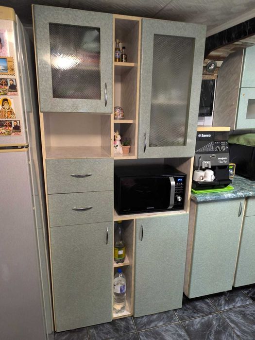 Mobila de bucatarie, aragaz + hota, masa si 4 scaune