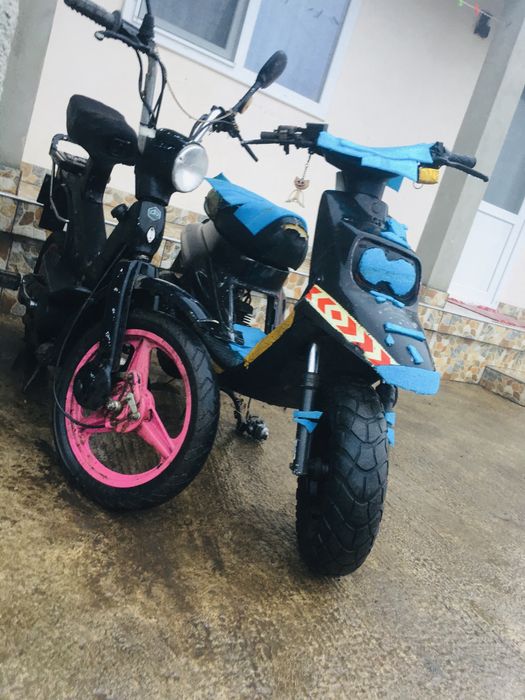 Dau scuter si piagio la scimb pe un scuter