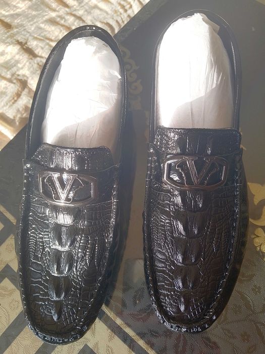 Чисто нови лачени мокасини