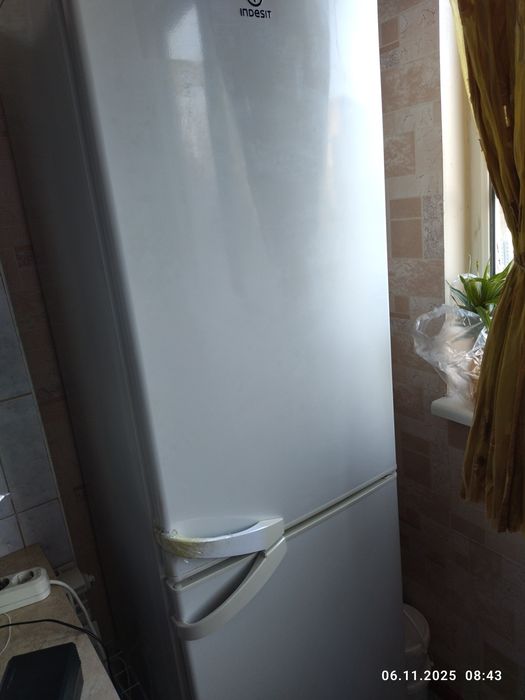 Продам б/у  холодильник INDESIT