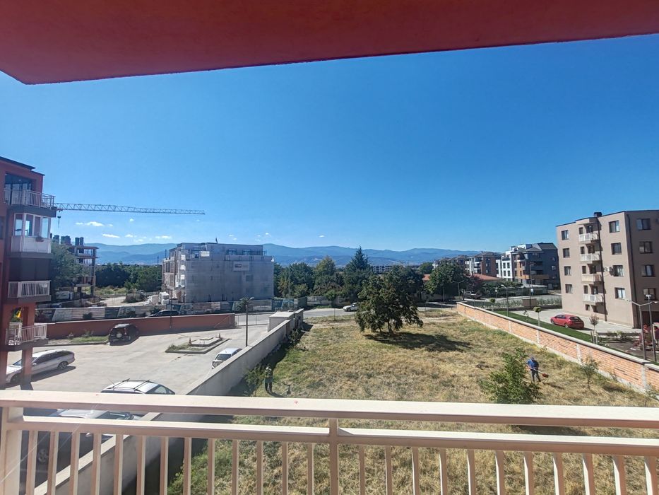 ОТ СОБСТВЕНИК!!!Тристаен апартамент с гараж под наем  в жк Остромила