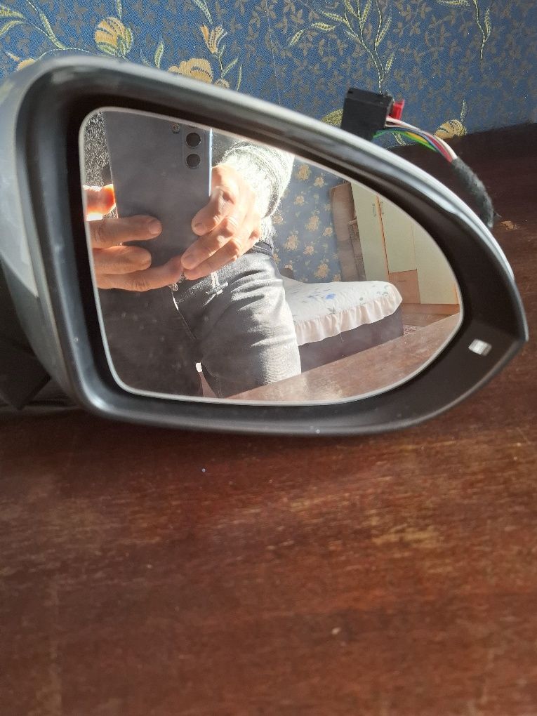 Продавам Огледало за vw pasat B8