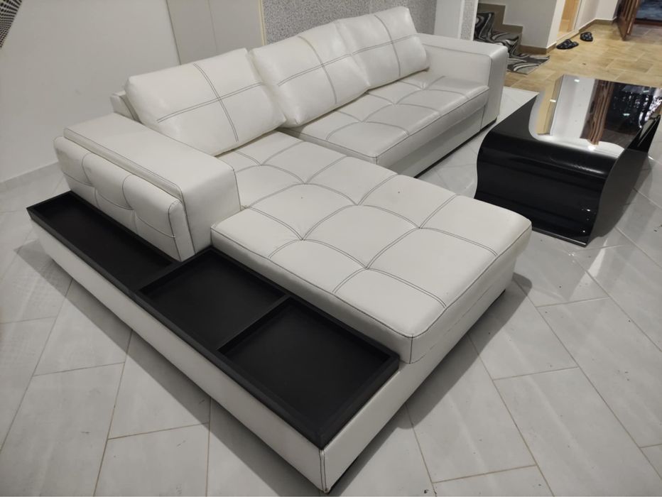 Ъглов диван от еко кожа с рафтове