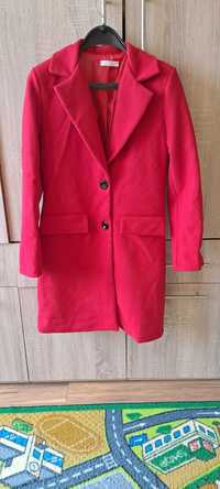 Червено тънкко палто