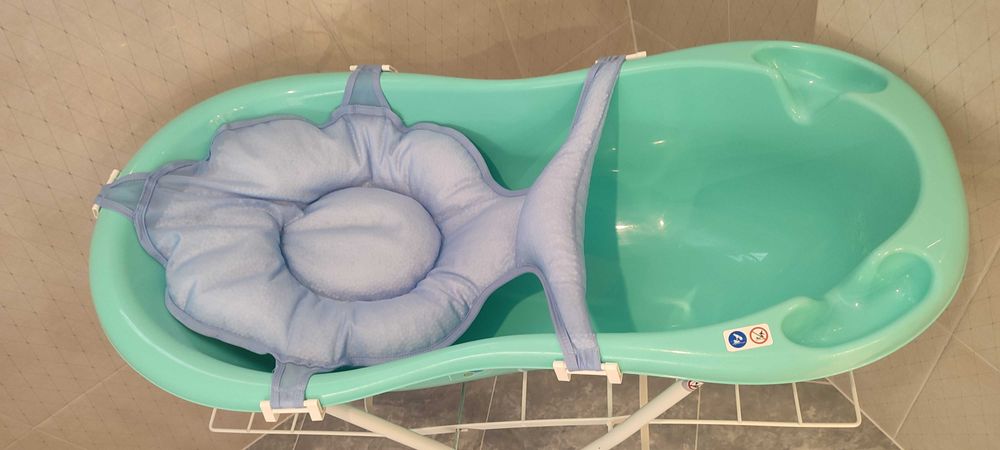 Бебешка вана със стойка и подложка за къпане.