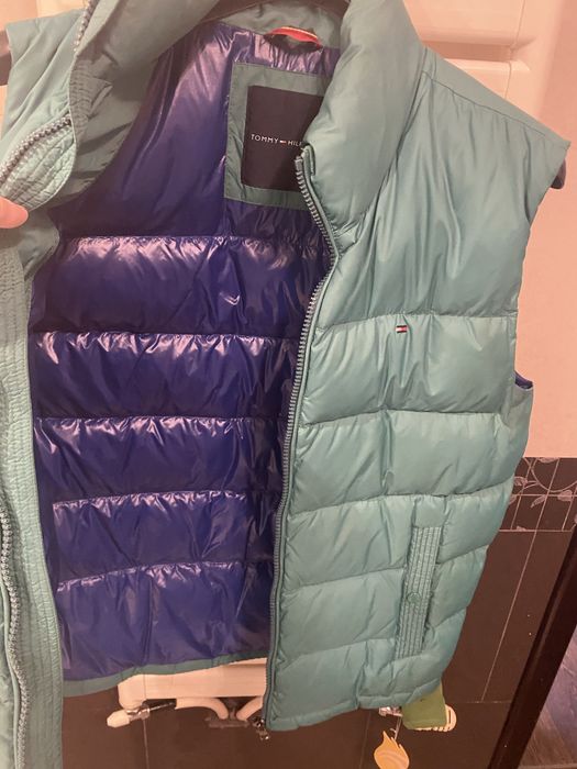 Vind vesta originala tommy originala , umpluta cu puf de gasca