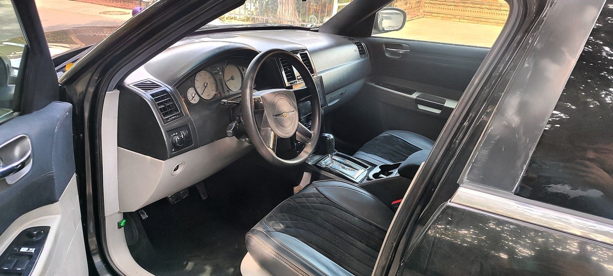 Chrisler 300C sotiladi (Stock)