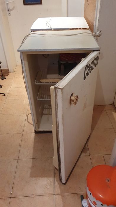 Хладилник работи