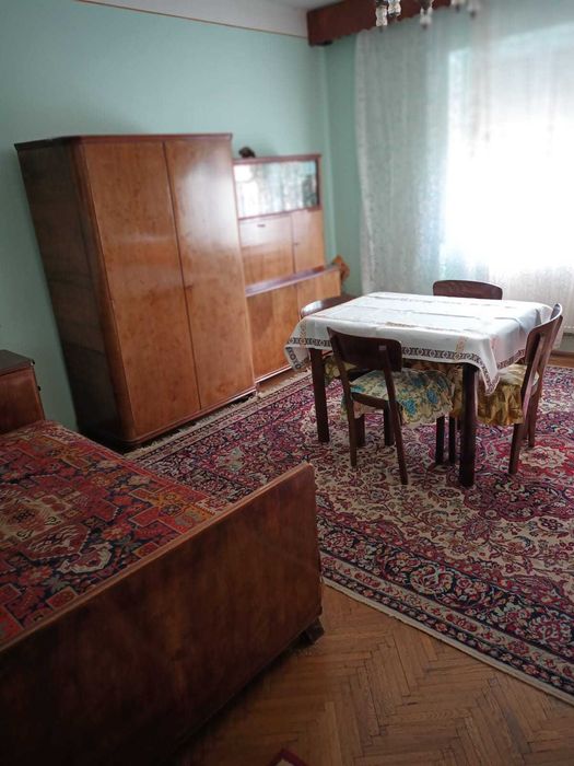 Casa cu etaj, 4 camere, central, cu acces auto in curte