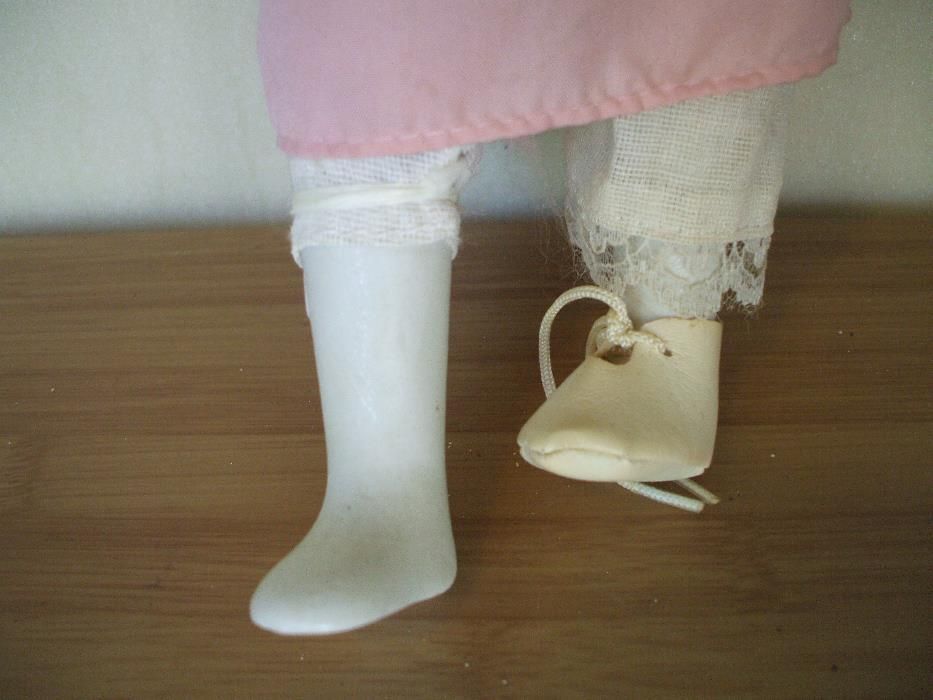 Papusa - cap, mainile, picioare din portelan, 37 cm