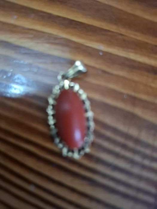 Medalion/ pandantiv aur 18 k, coral natural