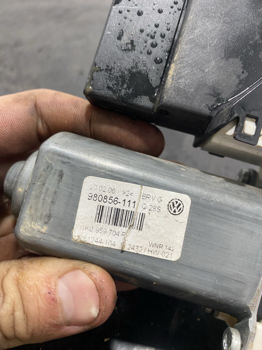 Motoras geam macara dreapta spate Volkswagen Vw Passat B6 1K0959704F